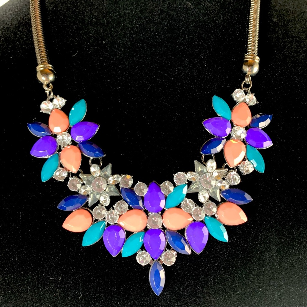 (3/$15) Floral statement necklace - Picture 2 of 4